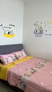 ブリンチャンにあるSweet Homestay 3RM @ Penthouse Apartment in Brinchangのピンクベッド1台(ハローキティ枕付)が備わるベッドルーム1室が備わります。