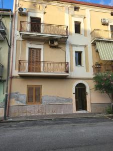 un edificio con balcones en un lateral en Calabria Seaside Acquappesa, en Acquappesa