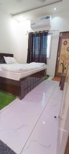 een slaapkamer met een bed in een kamer bij PATEL HOME STAY in Garudeshwar