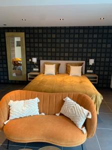 1 dormitorio con 1 cama grande y 1 sofá en Q Guesthouse en Herzele