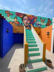 un mural en el lateral de un edificio con una escalera en Casa Alcalde Alojamiento centro Guadalajara en Guadalajara