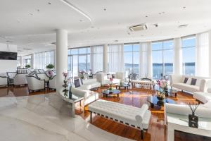 塞爾瑟的住宿－Luxury Hotel Amabilis，大型客厅配有白色家具和窗户。