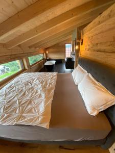 a bedroom in a tiny house with a bed at BergChaletWeitblick in Grainet