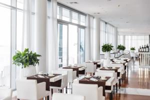 Reštaurácia alebo iné gastronomické zariadenie v ubytovaní Luxury Hotel Amabilis