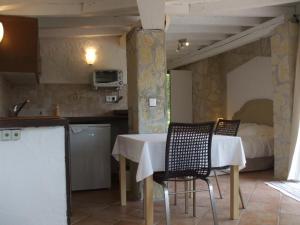 カーニュ・シュル・メールにあるVilla Cezanneのキッチン(テーブル、椅子、ベッド付)