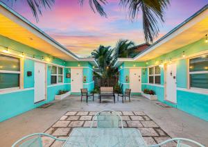 a patio in a house with a table and chairs at Hollywood Broadwalk Holiday Retreat Dania Beach in Hollywood