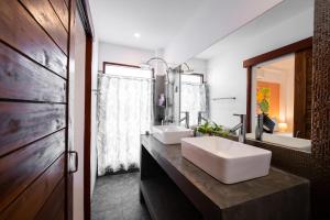 Ett badrum på ORCHID LODGE SAMUI - Bed & Breakfast