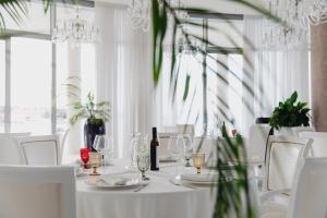 Reštaurácia alebo iné gastronomické zariadenie v ubytovaní Luxury Hotel Amabilis