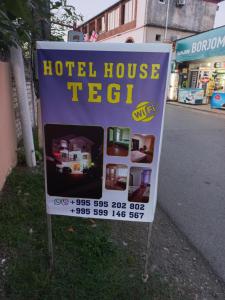 ウレキにあるTEGIの通りの脇のホテル札