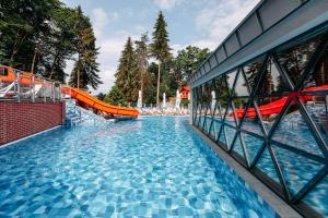 Bazén v ubytování HOTEL CRYSTAL WELLNESS & SPA superior nebo v jeho okolí