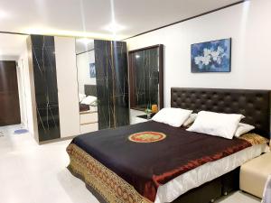 um quarto com uma cama grande num quarto em Sea Sand Sun Resort em Rayong