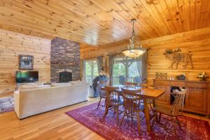 een woonkamer met een tafel, een bank en een open haard bij Tranquility Too Cabin & Tranquility Too Cottage in Waynesville
