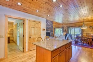 een keuken met houten plafonds en een eetkamer met een tafel bij Tranquility Too Cabin & Tranquility Too Cottage in Waynesville