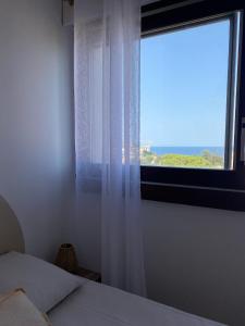 une chambre avec un lit et une fenêtre avec vue dans l'établissement Studio moderne avec vue mer - Pietranera - Proche Bastia, à Pietranera 5 autres photos