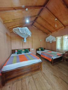 Postel nebo postele na pokoji v ubytování Sigiriya Paradise Treehouse