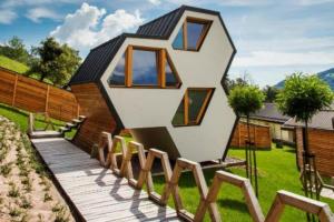 モジリェにあるHoneycomb Chalets And Apartments Mozirje - Happy Rentalsの木製のデッキ上に建てられた家