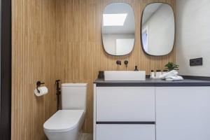 Un baño con un inodoro blanco y un espejo. en Apartment in the center of Alicante, en Alicante 13 fotos más
