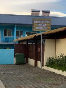 un edificio con un cartello davanti di Alec's Hotel ad Apia