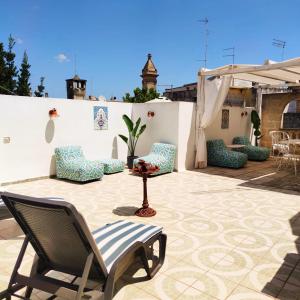 a patio with chairs and a table on a patio at Suite San Giovanni in Torre Santa Susanna