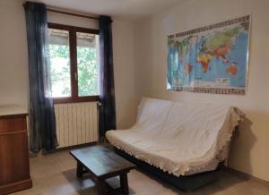 1 dormitorio con cama, mesa y ventana en Villa en Trets