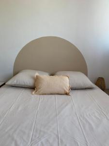 a bed with two pillows on top of it at Studio moderne avec vue mer - Pietranera - Proche Bastia in Pietranera