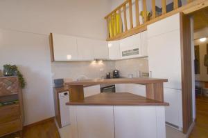 Zdjęcie z galerii obiektu Apartment with sea View Klimno No 5 w mieście Dobrinj