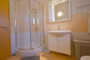 Zdjęcie z galerii obiektu Apartment with sea View Klimno No 5 w mieście Dobrinj