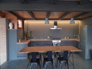 Ziarelli Country Loft في بروفا: مطبخ كبير مع طاولة وكراسي خشبية
