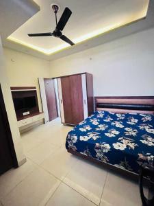 a bedroom with a bed and a ceiling fan at OYO Hotel Ambar Inn in Phagwāra