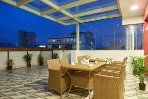 een restaurant met een tafel en stoelen op een dak bij VOVO PREMIER HOTEL in Bangalore