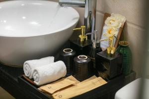 ハノイにあるThe Sono Hanoi Hotelのバスルーム(タオル、バスアメニティ付)が備わります。