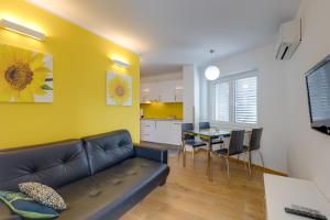 ein Wohnzimmer mit einem Sofa und einem Esszimmer in der Unterkunft Honeycomb Chalets And Apartments Mozirje - Happy Rentals in Mozirje