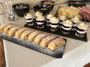 een tafel met desserts en glazen eten bij Penzion v strani in Mýto pod Dumbierom