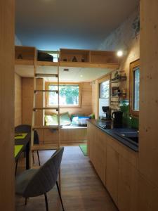 Pokój z kuchnią i łóżkiem piętrowym w obiekcie Tiny House am idyllischen Schlüchttal Naturcampingplatz w mieście Waldshut-Tiengen