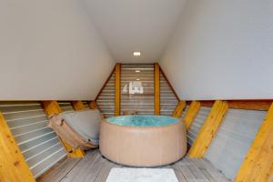 ein Bad mit Badewanne in der Mitte eines Zimmers in der Unterkunft Honeycomb Chalets And Apartments Mozirje - Happy Rentals in Mozirje