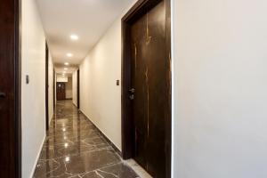 a hallway with a wooden door at OYO Flagship Star Stay in New Delhi