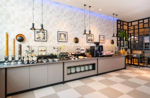 eine Restaurantküche mit einer Arbeitsplatte und einer Arbeitsplatte in der Unterkunft Leonardo Royal Hotel Cologne Bonn Airport in Köln
