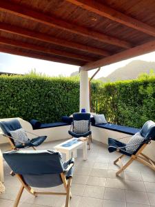 d'une terrasse avec des chaises, une table et un toit. dans l'établissement Dolcevita Villa in Vulcano, à Vulcano