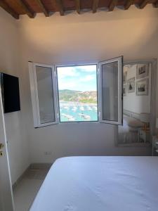 Un dormitorio con una cama grande y una ventana grande en Suite Ventidue - Fronte Mare, en Lerici 33 fotos más