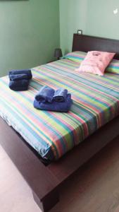 Una cama con dos toallas encima. en La Casa di Barbanella, en Grosseto