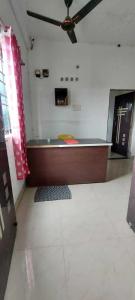 een badkamer met een bad in de kamer bij SPOT ON Hotel Rs Inn in Nagpur
