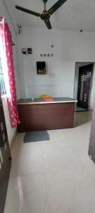een kamer met een bad in de hoek van een kamer bij SPOT ON Hotel Rs Inn in Nagpur