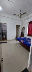 um quarto com uma cama e uma ventoinha de tecto em SPOT ON Hotel Rs Inn em Nagpur