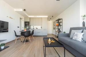 ein Wohnzimmer mit einem Sofa und einem Tisch in der Unterkunft Apartment in the center of Alicante in Alicante