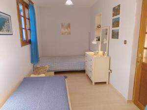 スーバラにあるExplore Aegina Islandのベッドルーム1室(ベッド1台、ドレッサー、窓付)