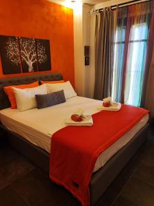 卡多加茲亞的住宿－HIsun 4 Seasons Seaside Luxurious Maisonette，一间卧室,配有一张带两顶帽子的床