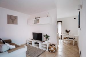 A television and/or entertainment centre at Case vacanze in graziosa borgata alpina