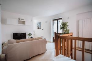 uma sala de estar com um sofá e uma lareira em Case vacanze in graziosa borgata alpina em Villaretto