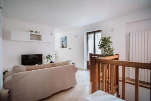 A television and/or entertainment centre at Case vacanze in graziosa borgata alpina