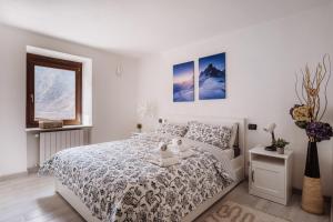A bed or beds in a room at Case vacanze in graziosa borgata alpina
